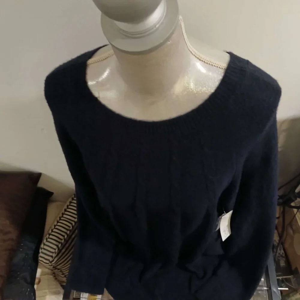 Woman's Sweater - Picture 2 of 8